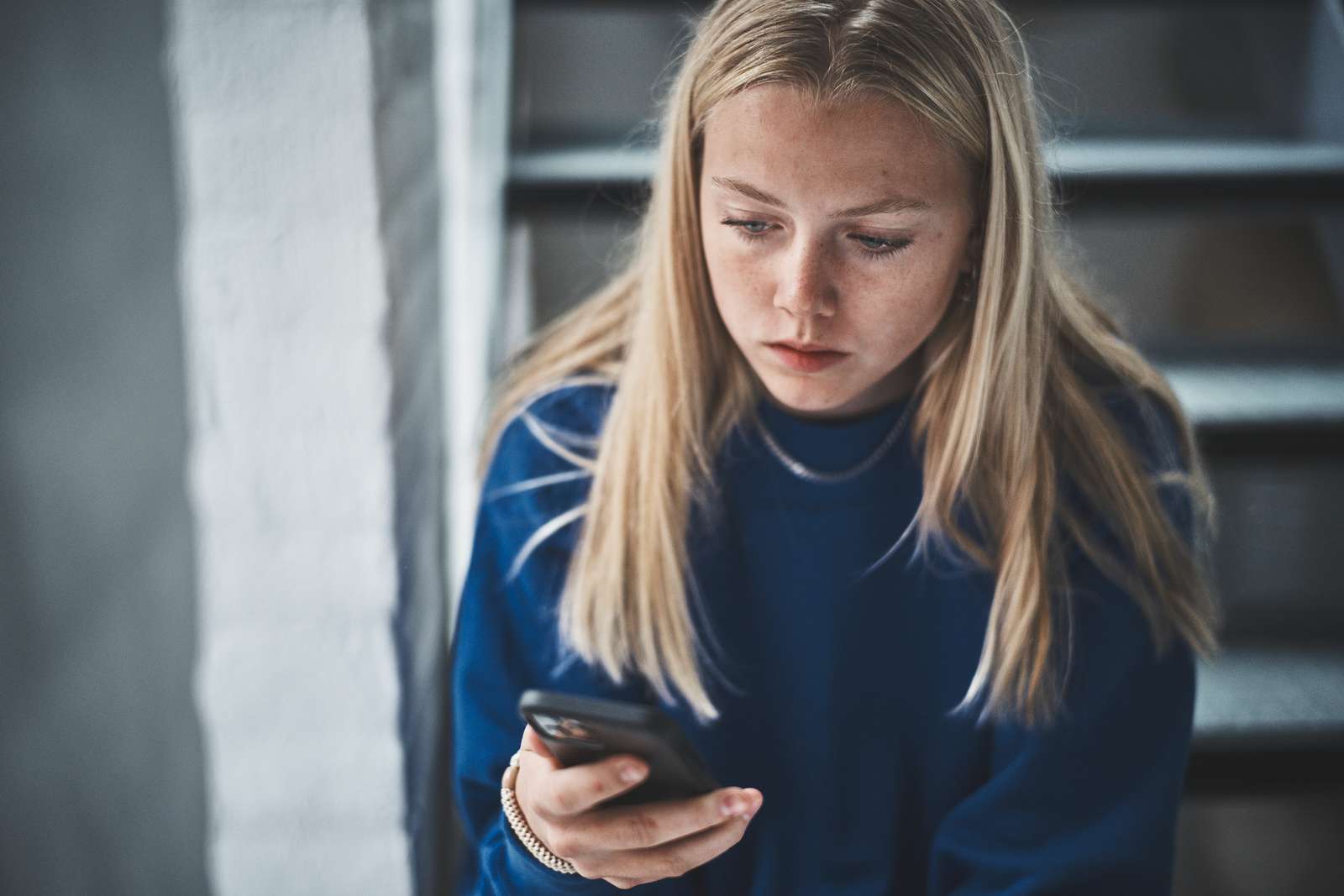 Pige der kigger på sin telefon